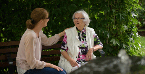 Mitarbeiterin und Bewohnerin des Seniorenzentrums St. Hedwig im Gespräch
